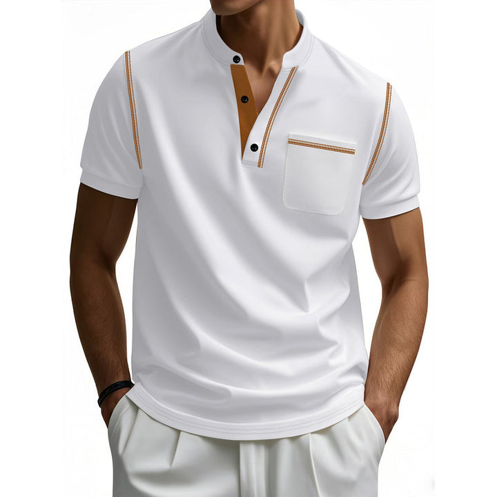 Herrar Polo-Shirt med moderiktig Henley-krage och praktisk bröstficka Mirla-Eva Jonsson
