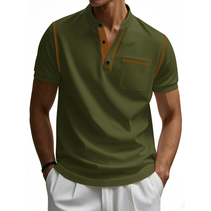 Herrar Polo-Shirt med moderiktig Henley-krage och praktisk bröstficka Mirla-Eva Jonsson