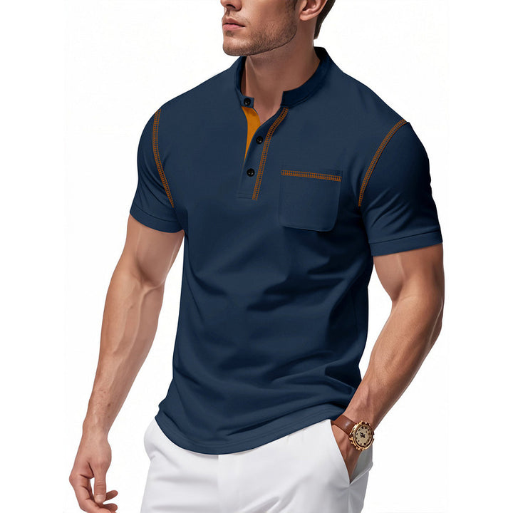 Herrar Polo-Shirt med moderiktig Henley-krage och praktisk bröstficka Mirla-Eva Jonsson