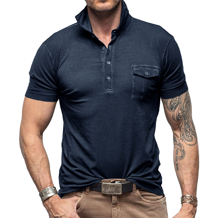 Herrar Poloshirt med moderiktig bröstficka och ståkrage Mirla-Eva Jonsson