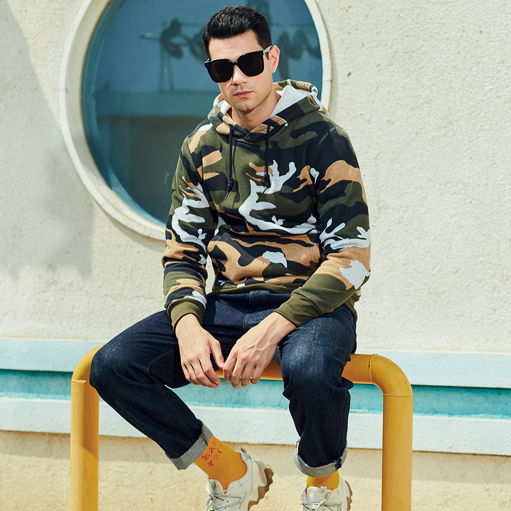Herrar avslappnad hooded sweatshirt med modern camouflage-design Mirla-Eva Jonsson