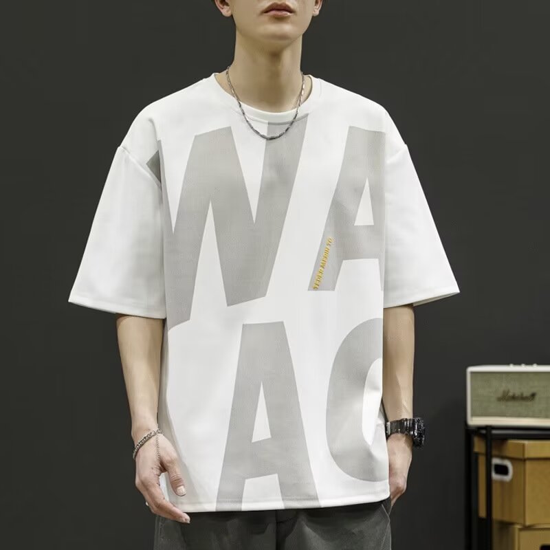 Herrar avslappnad oversized T-shirt med kreativ grafisk design Mirla-Eva Jonsson