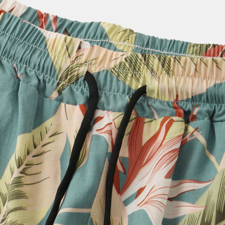 Herrar badshorts med tropiskt blad- och blommönster Mirla-Eva Jonsson