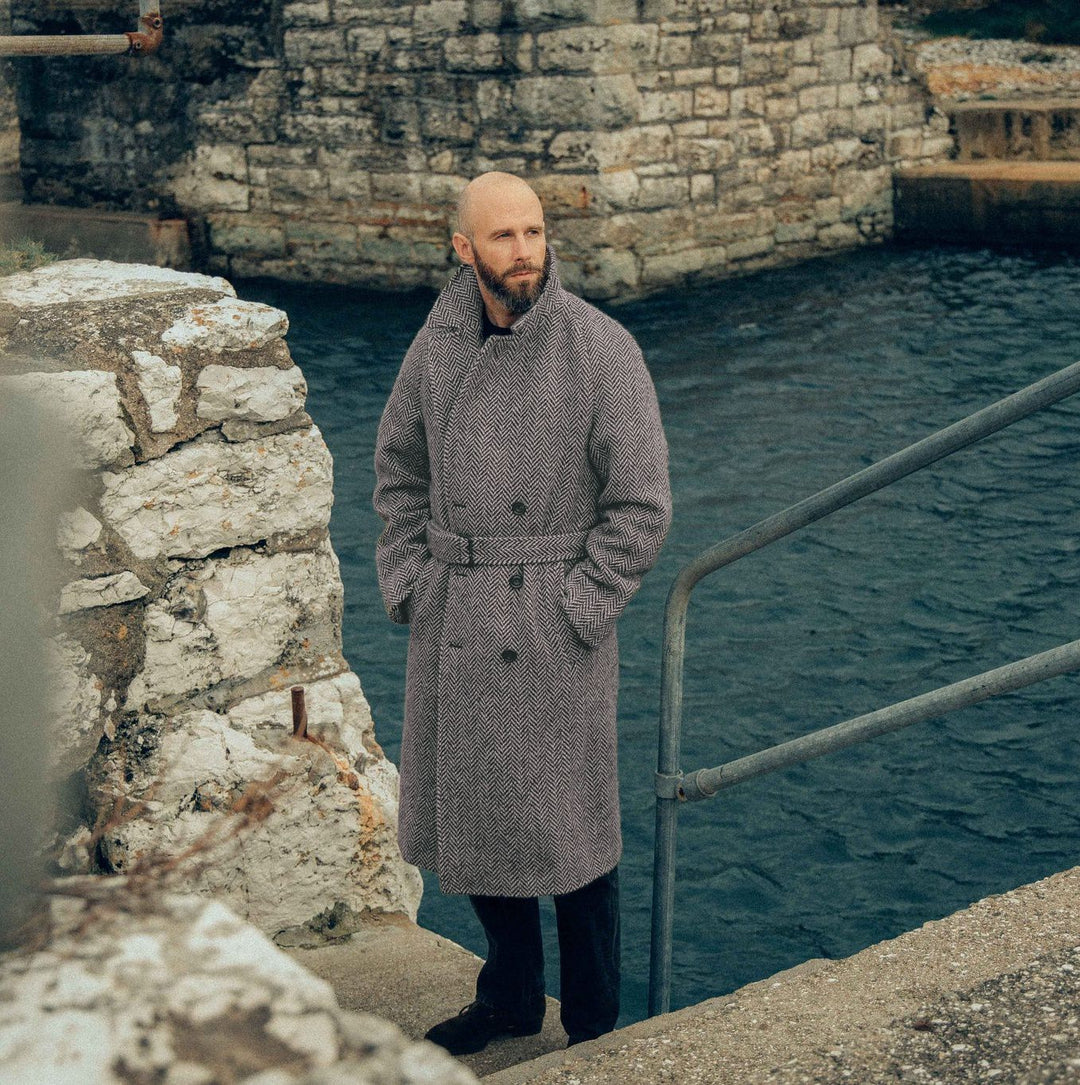 Herrar elegant Dufflecoat med moderna detaljer och praktiska fickor Mirla-Eva Jonsson