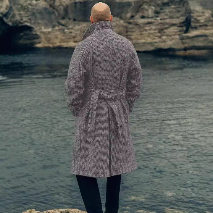 Herrar elegant Dufflecoat med moderna detaljer och praktiska fickor Mirla-Eva Jonsson