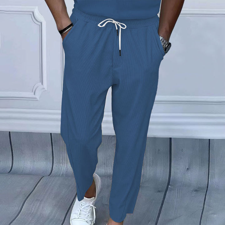 Herrar fritidsbyxor med elastisk midja och praktiska sidfickor Mirla-Eva Jonsson