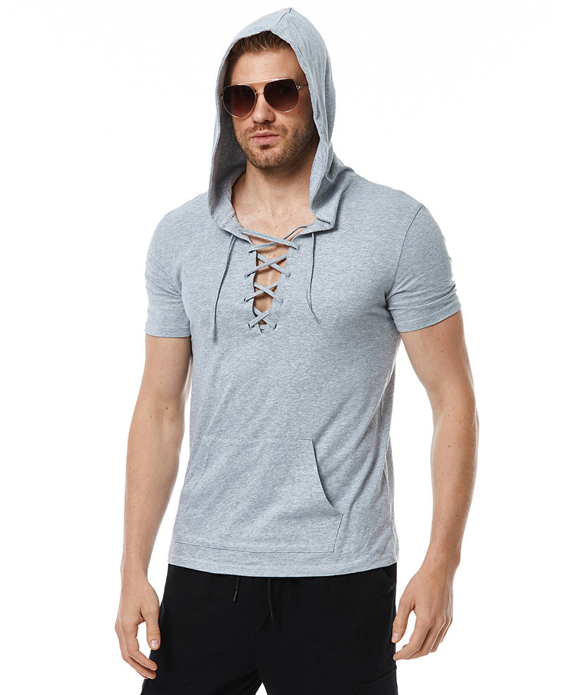 Herrar hooded t-shirt med innovativ snördesign och praktisk känguruficka Mirla-Eva Jonsson