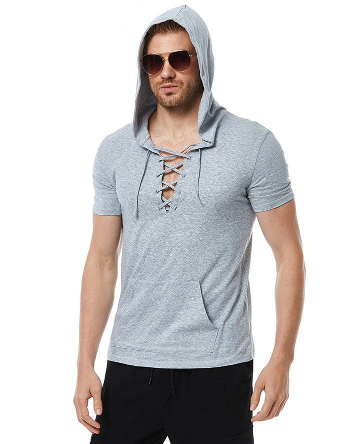 Herrar hooded t-shirt med innovativ snördesign och praktisk känguruficka Mirla-Eva Jonsson