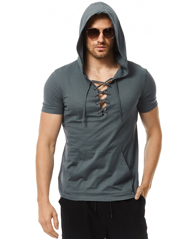 Herrar hooded t-shirt med innovativ snördesign och praktisk känguruficka Mirla-Eva Jonsson