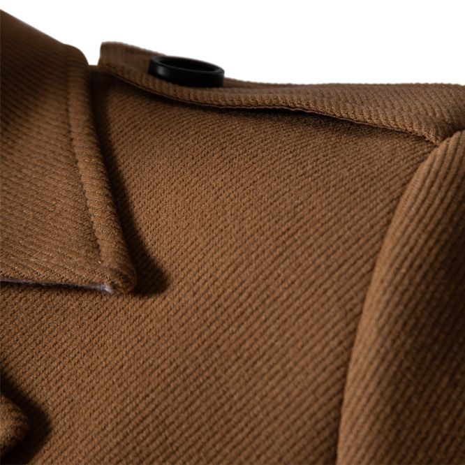Herrar klassisk trenchcoat med dubbel knapprad och stiliga detaljer Mirla-Eva Jonsson