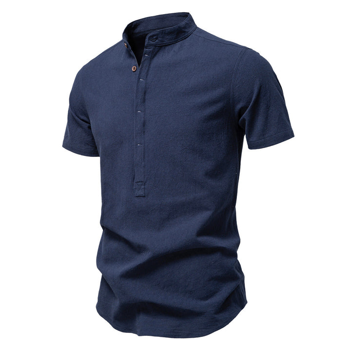 Herrar kortärmad Henley-shirt med praktisk knapplist och modern design Mirla-Eva Jonsson