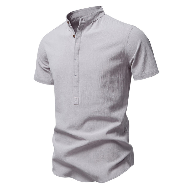 Herrar kortärmad Henley-shirt med praktisk knapplist och modern design Mirla-Eva Jonsson