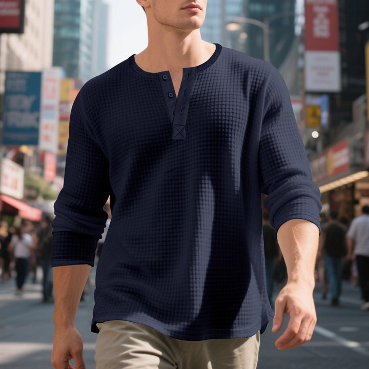 Herrar långärmad Henley-shirt med strukturerad design Mirla-Eva Jonsson