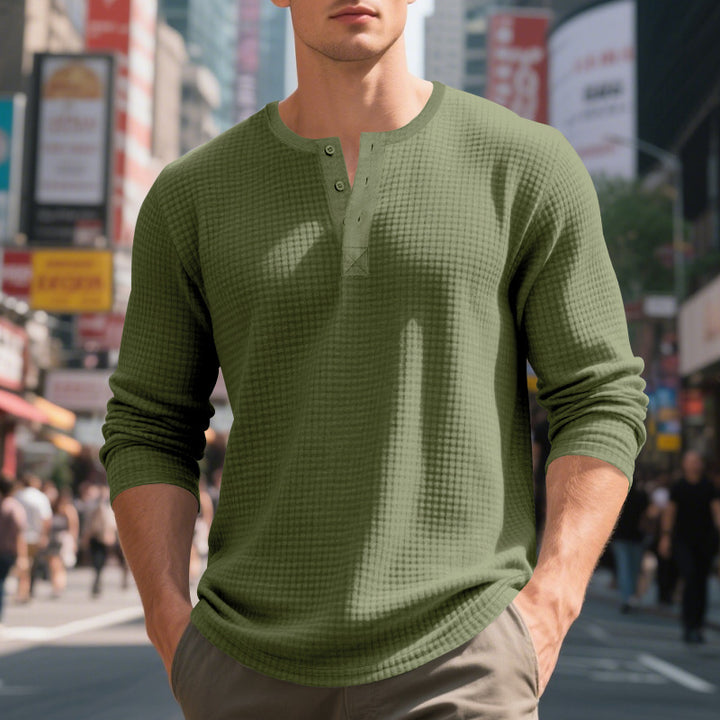 Herrar långärmad Henley-shirt med strukturerad design Mirla-Eva Jonsson