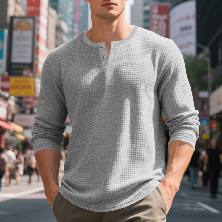 Herrar långärmad Henley-shirt med strukturerad design Mirla-Eva Jonsson