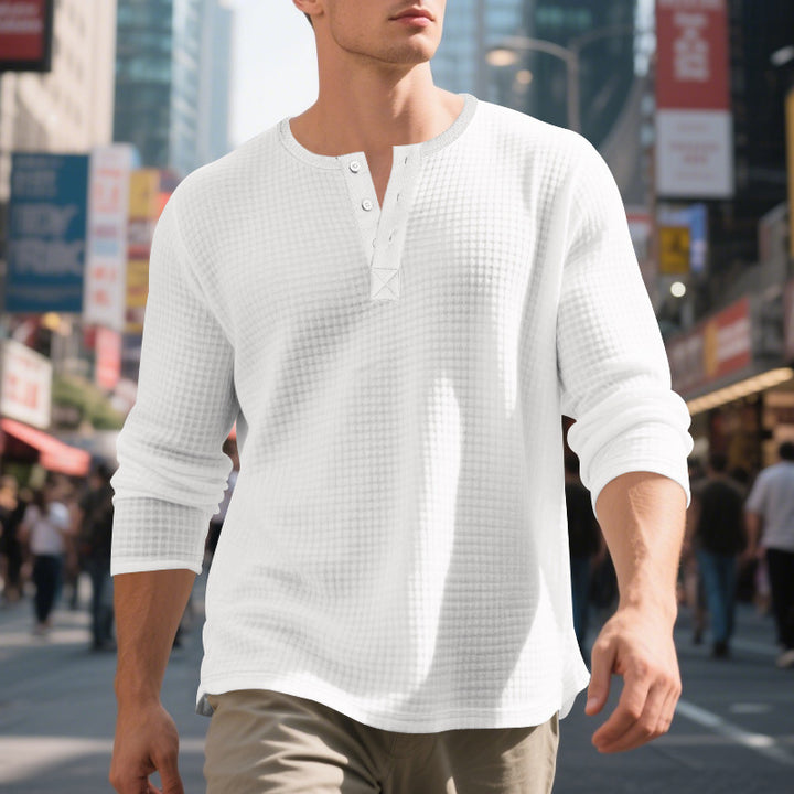Herrar långärmad Henley-shirt med strukturerad design Mirla-Eva Jonsson