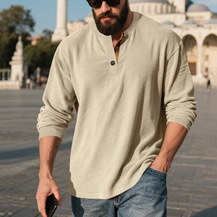 Herrar långärmad Henley-shirt med strukturerat material och trendiga knapppdetaljer Mirla-Eva Jonsson