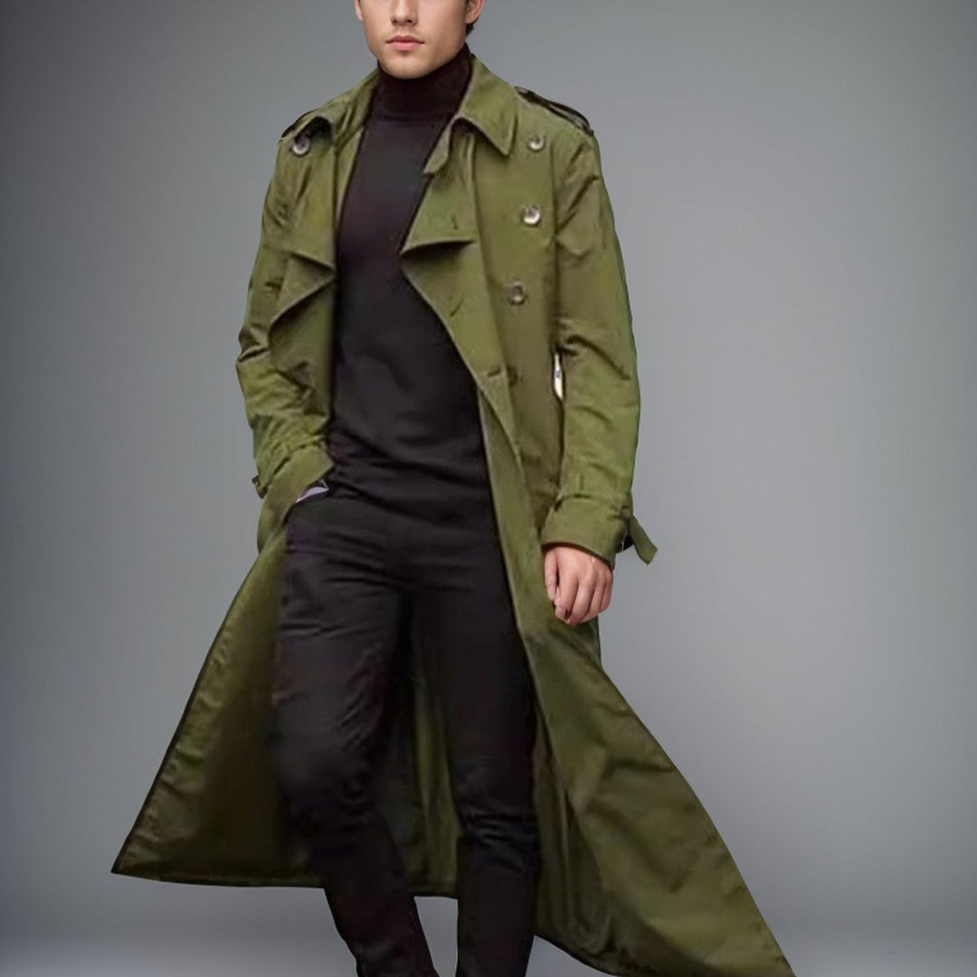 Herrar längre trenchcoat med modern skärning och praktiska fickor Mirla-Eva Jonsson