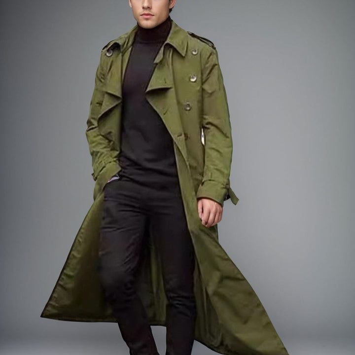 Herrar längre trenchcoat med modern skärning och praktiska fickor Mirla-Eva Jonsson