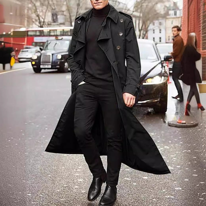 Herrar längre trenchcoat med modern skärning och praktiska fickor Mirla-Eva Jonsson
