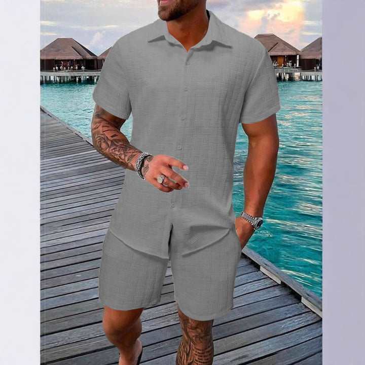 Herrar mode sommar-outfit med strukturerad design och korta ärmar Mirla-Eva Jonsson