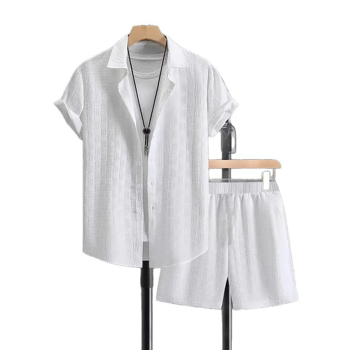 Herrar mode sommar-outfit med strukturerad design och korta ärmar Mirla-Eva Jonsson