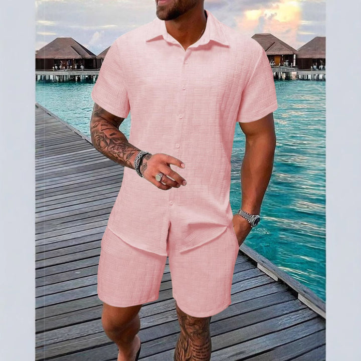 Herrar mode sommar-outfit med strukturerad design och korta ärmar Mirla-Eva Jonsson