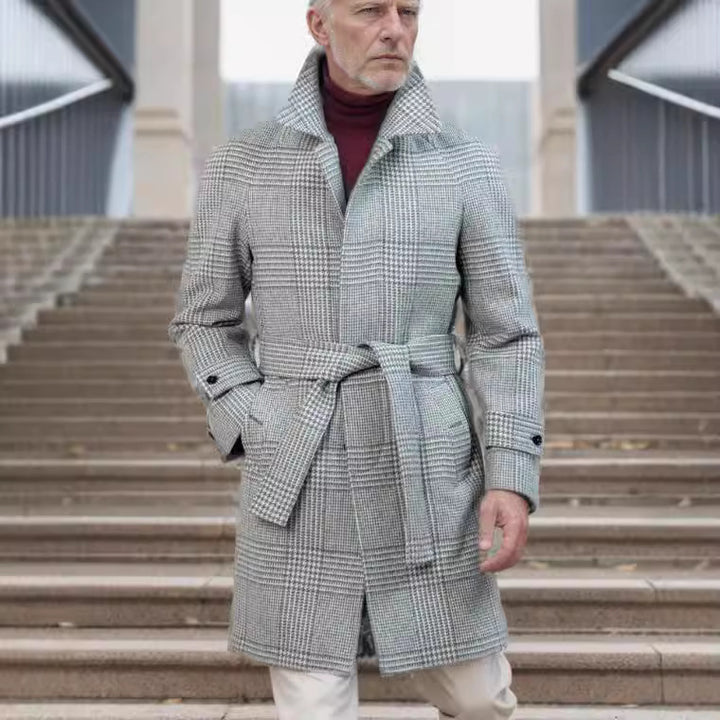 Herrar mode trenchcoat med praktiska fickor och modern skärning Mirla-Eva Jonsson