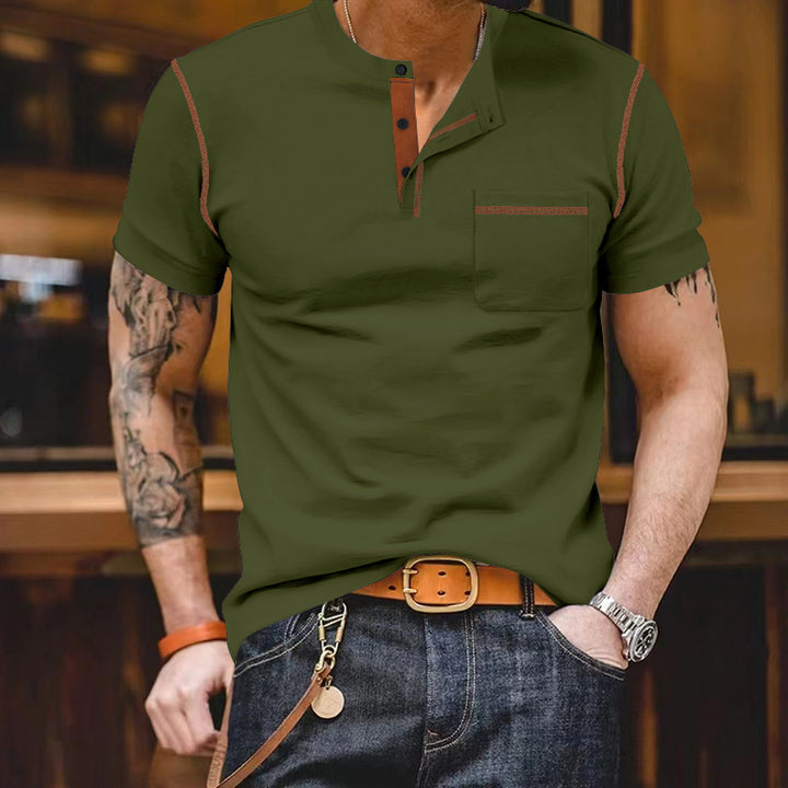 Herrar moderiktig kortärmad Henley-shirt med kontrasterande accenter och praktisk bröstficka Mirla-Eva Jonsson