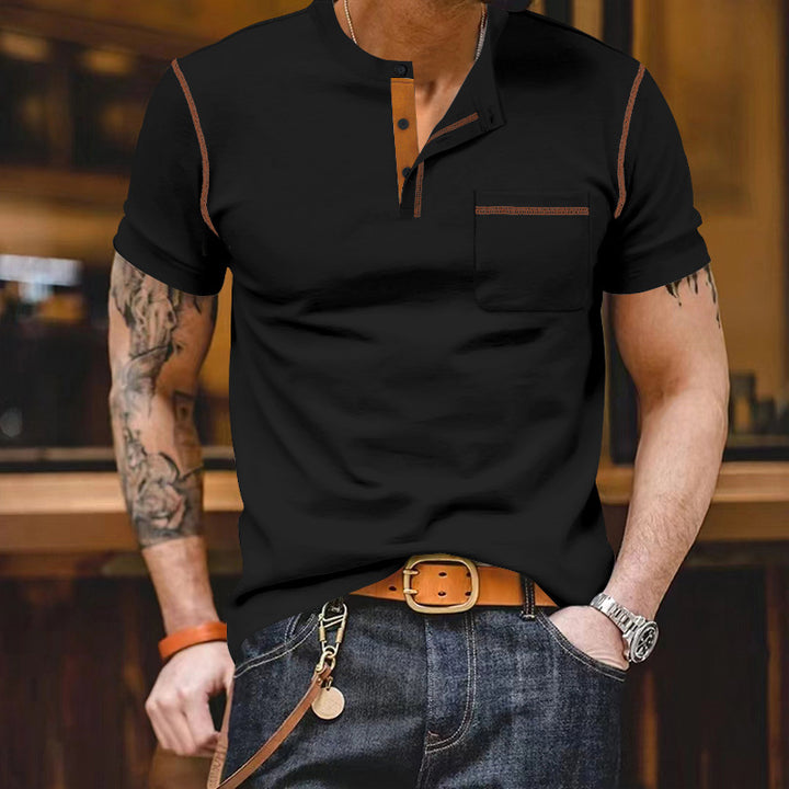 Herrar moderiktig kortärmad Henley-shirt med kontrasterande accenter och praktisk bröstficka Mirla-Eva Jonsson