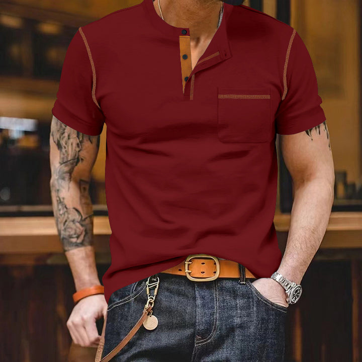Herrar moderiktig kortärmad Henley-shirt med kontrasterande accenter och praktisk bröstficka Mirla-Eva Jonsson