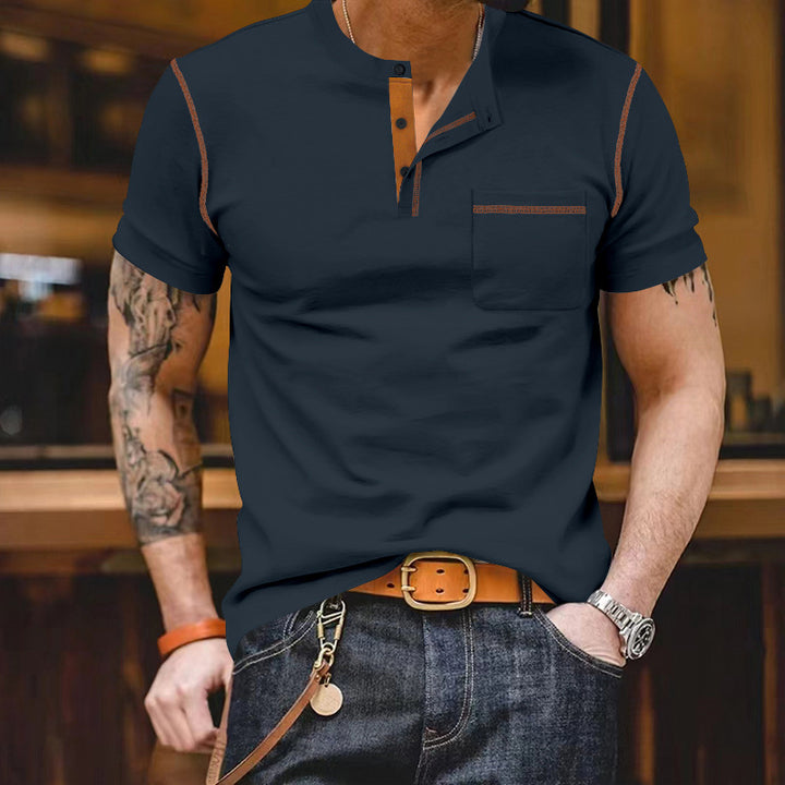 Herrar moderiktig kortärmad Henley-shirt med kontrasterande accenter och praktisk bröstficka Mirla-Eva Jonsson