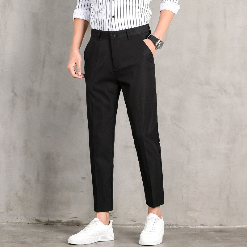 Herrar moderna chinos med slim fit-snitt och praktiska sidofickor Mirla-Eva Jonsson