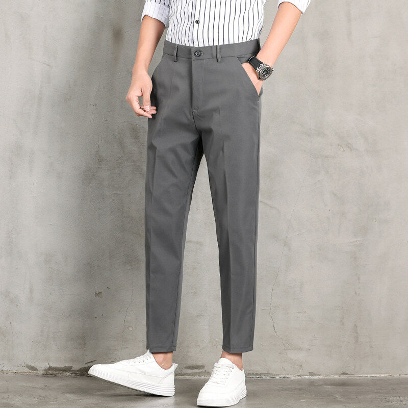 Herrar moderna chinos med slim fit-snitt och praktiska sidofickor Mirla-Eva Jonsson