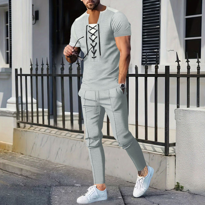 Herrar modernt kortärmad Henley T-shirt med strukturerad design och dekorativ snörning Eva Jonsson-Eva Jonsson