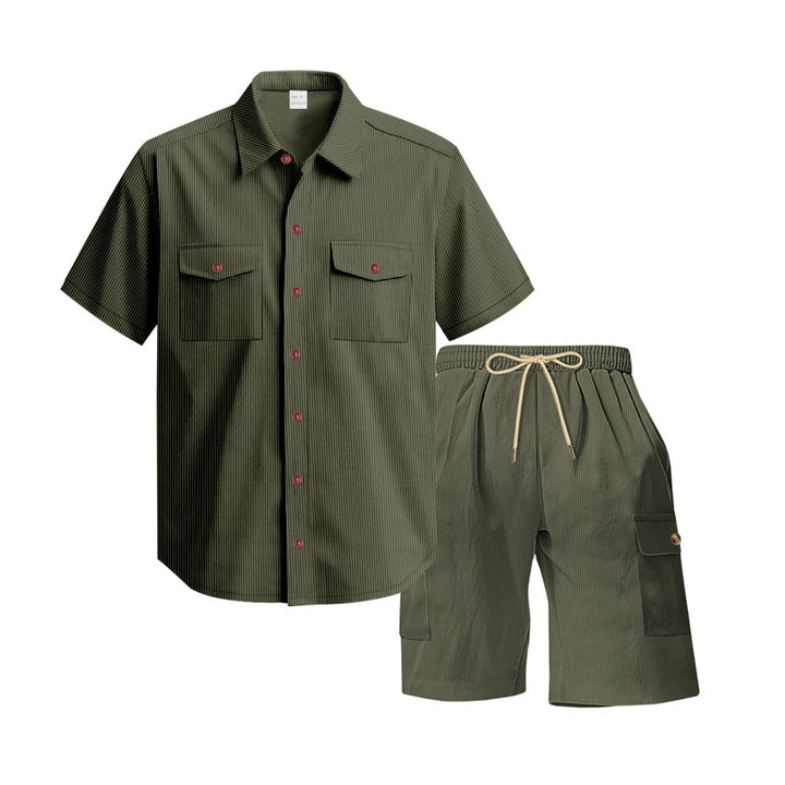 Herrar modernt kortärmad skjort- och cargoshorts-set med praktiska fickor och elastisk midja Mirla-Eva Jonsson