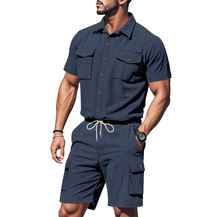 Herrar modernt kortärmad skjort- och cargoshorts-set med praktiska fickor och elastisk midja Mirla-Eva Jonsson
