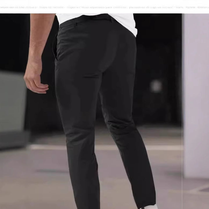 Herrar modiga Chino-byxor med innovativa veck och trendig Slim-Fit skärning Mirla-Eva Jonsson