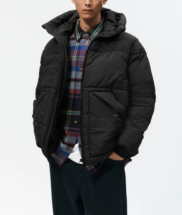 Herrar quiltad vinterjacka med huva och generösa fickor Mirla-Eva Jonsson