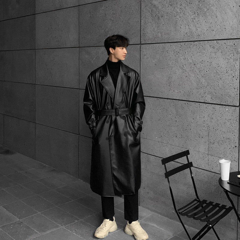 Herrar stilig lång trenchcoat i högkvalitativt konstläder med elegant skärning Mirla-Eva Jonsson