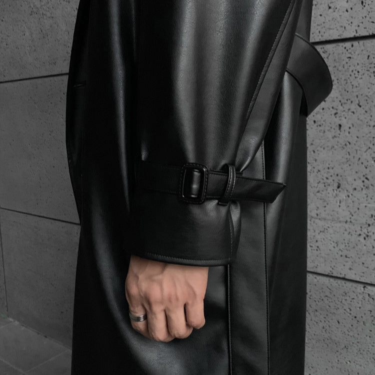 Herrar stilig lång trenchcoat i högkvalitativt konstläder med elegant skärning Mirla-Eva Jonsson