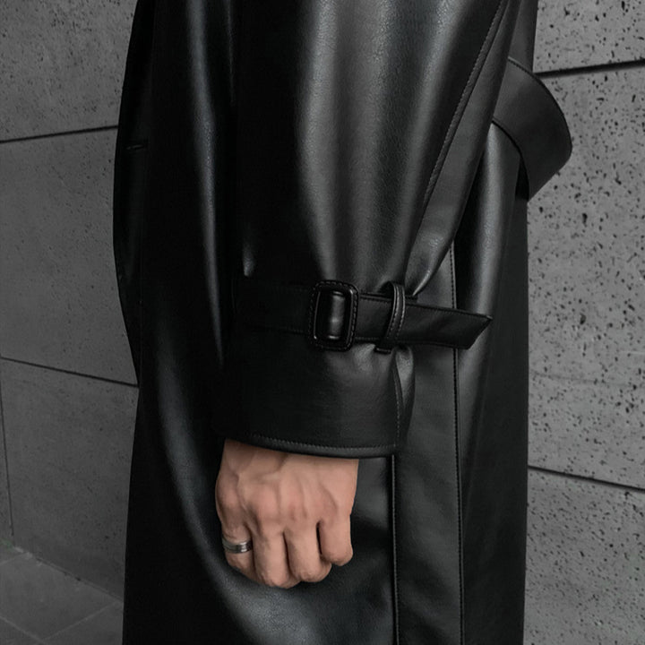 Herrar stilig lång trenchcoat i högkvalitativt konstläder med elegant skärning Mirla-Eva Jonsson