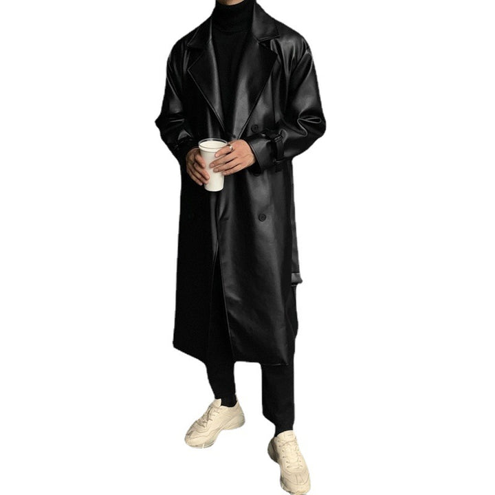 Herrar stilig lång trenchcoat i högkvalitativt konstläder med elegant skärning Mirla-Eva Jonsson