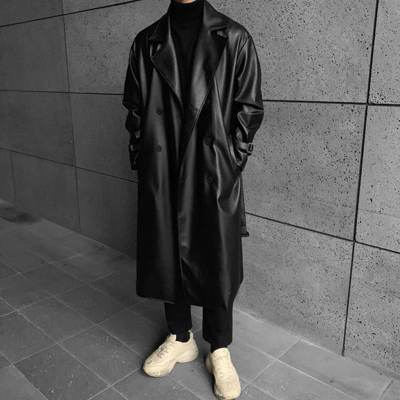 Herrar stilig lång trenchcoat i högkvalitativt konstläder med elegant skärning Mirla-Eva Jonsson