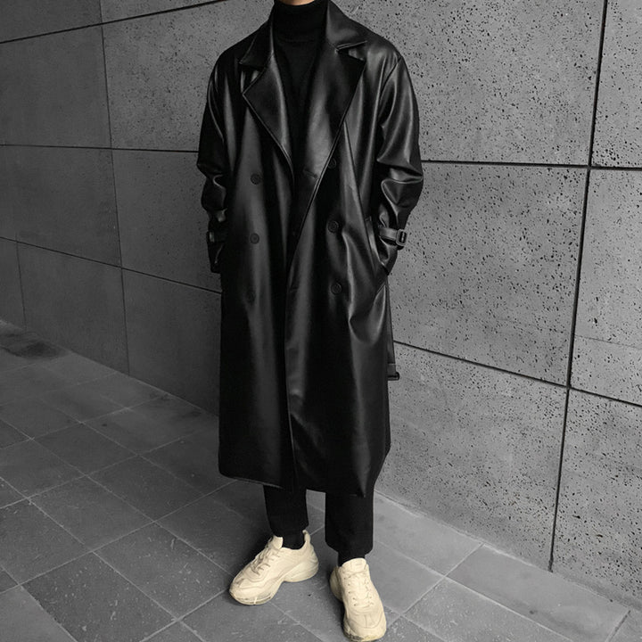 Herrar stilig lång trenchcoat i högkvalitativt konstläder med elegant skärning Mirla-Eva Jonsson