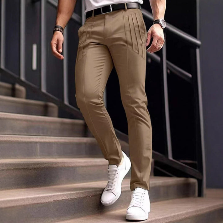 Herrar stiliga Slim-Fit kostymbyxor med plisserad design Mirla-Eva Jonsson