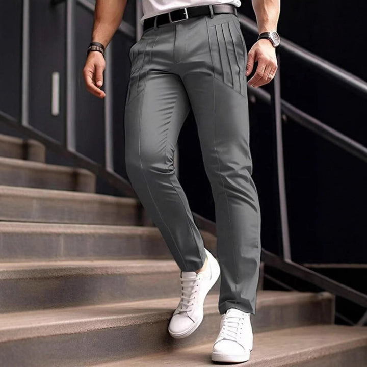 Herrar stiliga Slim-Fit kostymbyxor med plisserad design Mirla-Eva Jonsson