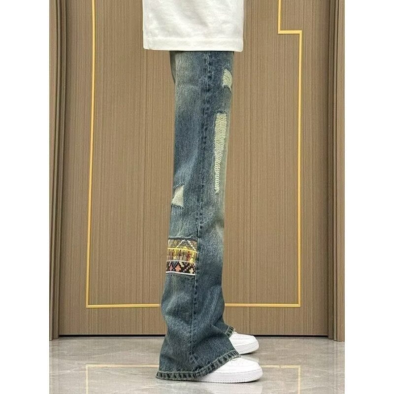 Herrar trendiga jeans i avslappnad bootcut-stil med unika applikationer Mirla-Eva Jonsson