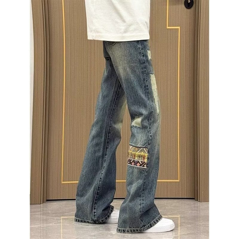 Herrar trendiga jeans i avslappnad bootcut-stil med unika applikationer Mirla-Eva Jonsson