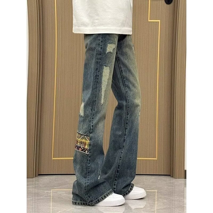 Herrar trendiga jeans i avslappnad bootcut-stil med unika applikationer Mirla-Eva Jonsson